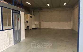 Kantoorruimte huren aan Kanaaldijk-Zuid 19 in Eindhoven Centrum, een ruim en ongemeubileerd kantoorpand met helder verlichte werkruimte.