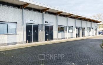 Gevel van een modern bedrijfs- en kantoorpand aan Kanaaldijk-Zuid 19, Eindhoven Centrum, met meerdere ingangen en grote ramen.