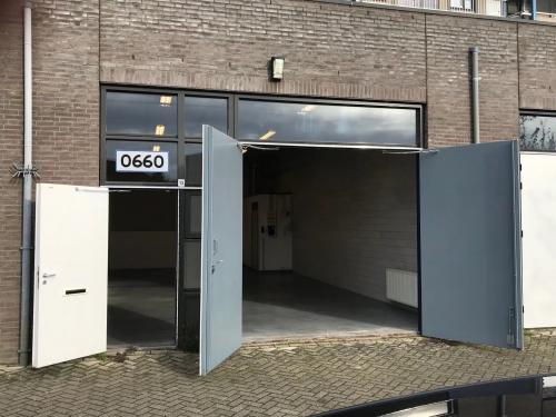 Ingang van kantoorpand op Kanaaldijk-Zuid 19, Eindhoven Centrum, Eindhoven, met grote dubbele deuren en nummer 0660 zichtbaar.