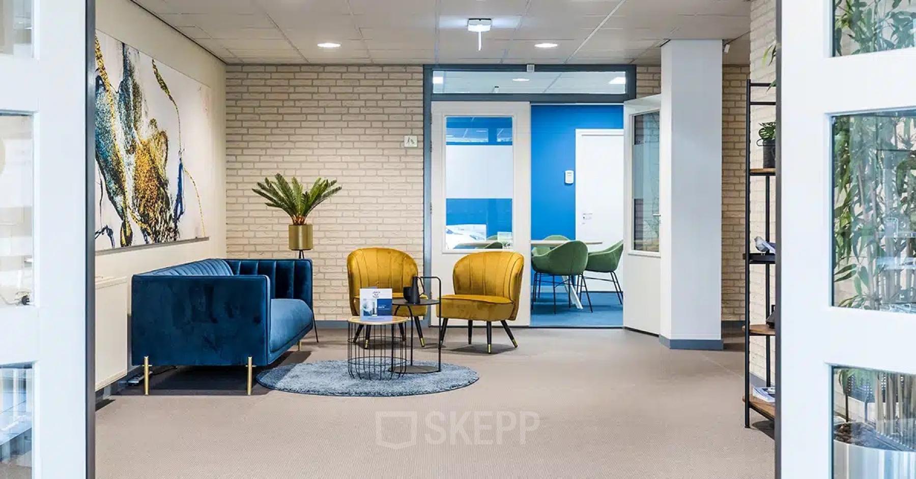 Kantoorruimte huren aan Kanaaldijk-Zuid 19 in Eindhoven Centrum, met kleurrijke zitbanken en stoelen in de ontvangstruimte.
