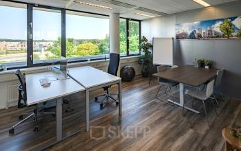 Moderne kantoorruimte in het kantoorpand aan de Noord Brabantlaan 303-307, Eindhoven De Hurk, met bureaus, stoelen en een vergadertafel, geschikt voor huur.