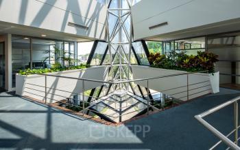 Strakke kantoorruimte in het kantorencomplex aan Noord Brabantlaan 303-307 in Eindhoven De Hurk, met moderne architecturale details en veel daglicht.