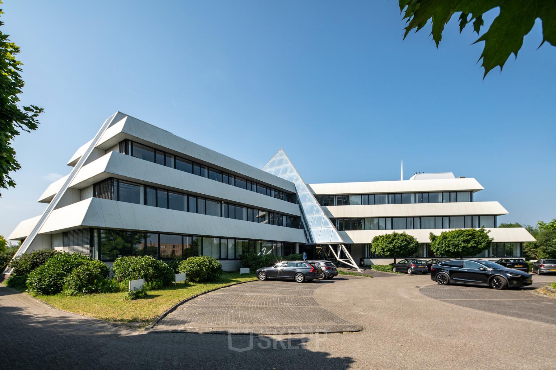 Modern kantoorpand aan Noord Brabantlaan 303-307 in Eindhoven De Hurk, omringd door groen en met parkeergelegenheid. Ideale locatie voor kantoorruimte huren.