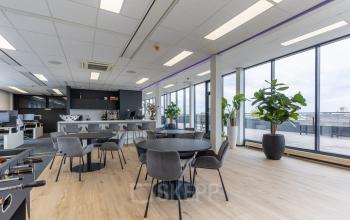 Lichte kantoorruimte in Eindhoven De Hurk met ruime ramen, moderne meubels en uitzicht. Ideaal voor zakelijke ontmoetingen of werkruimte. Perfect voor degenen die kantoorruimte willen huren in een eigentijdse setting.