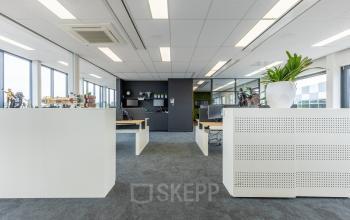 Ruime kantoorruimte op Meerenakkerplein 1-10, Eindhoven De Hurk, met moderne inrichting en grote ramen. Ideaal voor kantoorruimte huren met zicht op professionele werkplekken.