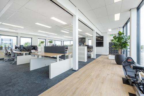 Moderne kantoorruimte met ruime, lichte werkplekken in Eindhoven, Meerenakkerplein 1-10. Ideale plek om te werken te midden van een professioneel kantoorpand. Kantoorruimte huren met uitzicht op groen.