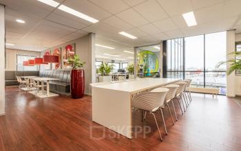 Moderne kantoorruimte huren op Meerenakkerplein 11-20, Eindhoven De Hurk, met ruim opgezette werkplekken, veel lichtinval en stijlvolle meubels.