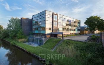 Kantoorpand met glazen gevel op Hurksestraat 60, Eindhoven De Hurk, ideaal voor kantoorruimte huren.