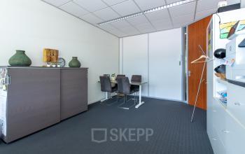 Kantoorruimte huren bij Le Havre 114-127 in Eindhoven Noord, moderne inrichting met kasten, tafel en stoelen.