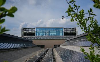 Zonnepanelen op het dak van het kantoorpand aan Frederiklaan 10A, Eindhoven Strijp-S, samen met moderne architectuur.