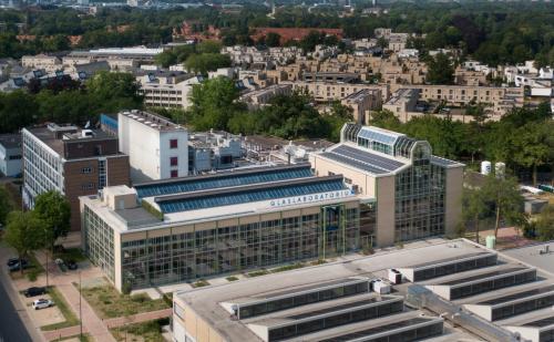 Exterieur van kantoorpand aan Frederiklaan 10A, Eindhoven Strijp-S, perfect om kantoorruimte te huren in een boeiende setting.