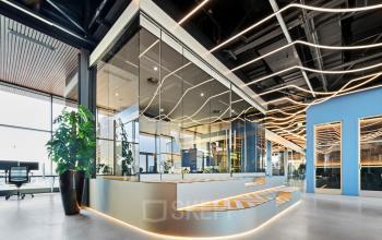 Moderne kantoorruimte op Achtseweg Zuid 159R in Eindhoven Strijp-S, met strakke glazen wanden en creatieve verlichting. Deze stijlvolle kantooromgeving biedt mogelijkheden voor professioneel kantoorhuren.