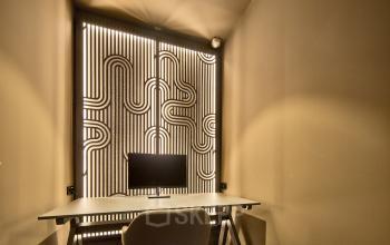 Moderne kantoorruimte huren in Eindhoven Strijp-S, met sfeervolle verlichting en een stijlvol bureau, ideaal voor productief werken.