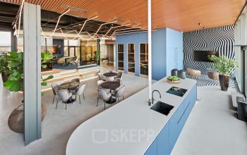 Moderne en stijlvol ingerichte kantoorruimte te huur op Achtseweg Zuid 159R in Eindhoven Strijp-S, met open werkplekken en een pantry, ideaal voor een creatieve werkomgeving.