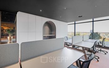 Moderne kantoorruimte op Achtseweg Zuid 159R in Eindhoven Strijp-S met bureaus en stoelen, ideaal voor kantoorruimte huren.