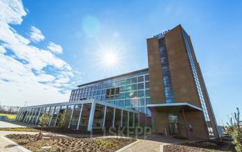 Kantoorpand op Achtseweg Zuid 159R, Eindhoven Strijp-S, te huur. Modern gebouw met glazen gevels en architectonisch design. Geschikt voor verschillende zakelijke gebruikers.