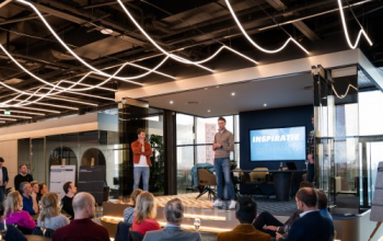 Moderne kantoorruimte op Achtseweg Zuid 159R in Eindhoven Strijp-S met een presentatie in een inspirerende omgeving.