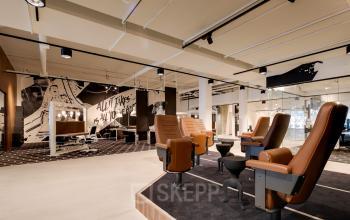Kantoorruimte huren in Eindhoven Strijp-S met moderne inrichting, inclusief comfortabele zitstoelen en kunstzinnige muurschilderingen op Frederiklaan 10E.