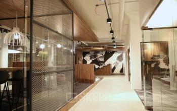 Moderne kantoorruimte huren aan de Frederiklaan 10E in Eindhoven Strijp-S, met glazen wanden en stijlvolle verlichting.