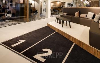 Moderne kantoorruimte te huur op Frederiklaan 10E in Eindhoven Strijp-S, met stijlvolle inrichting en comfortabele zitplekken. De ruimte biedt een inspirerende werkomgeving voor diverse zakelijke activiteiten.