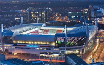 Buitenzijde van het Philips Stadion in Eindhoven Strijp-S nabij Frederiklaan 10E, met zicht op omliggende kantoren.