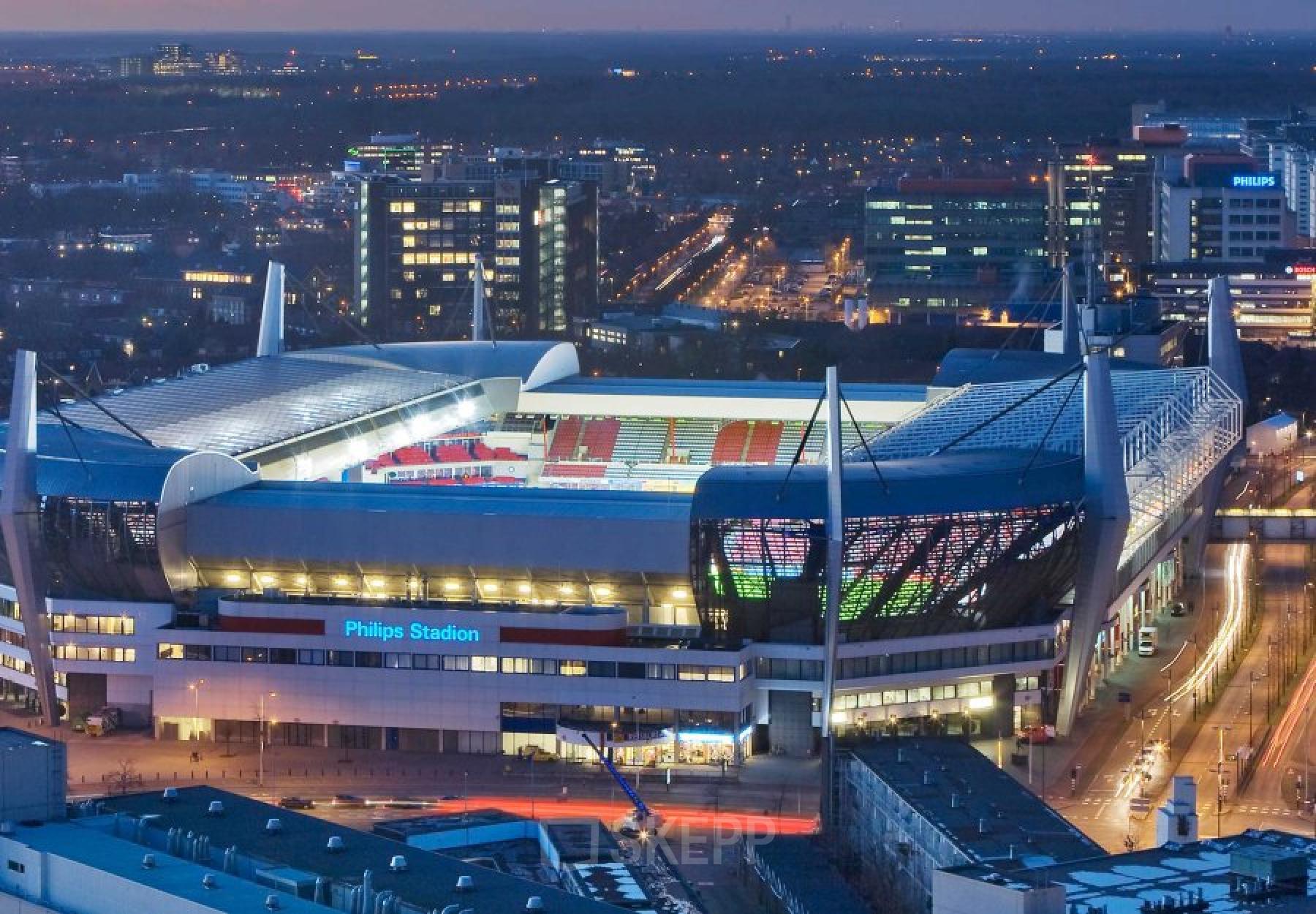Buitenzijde van het Philips Stadion in Eindhoven Strijp-S nabij Frederiklaan 10E, met zicht op omliggende kantoren.