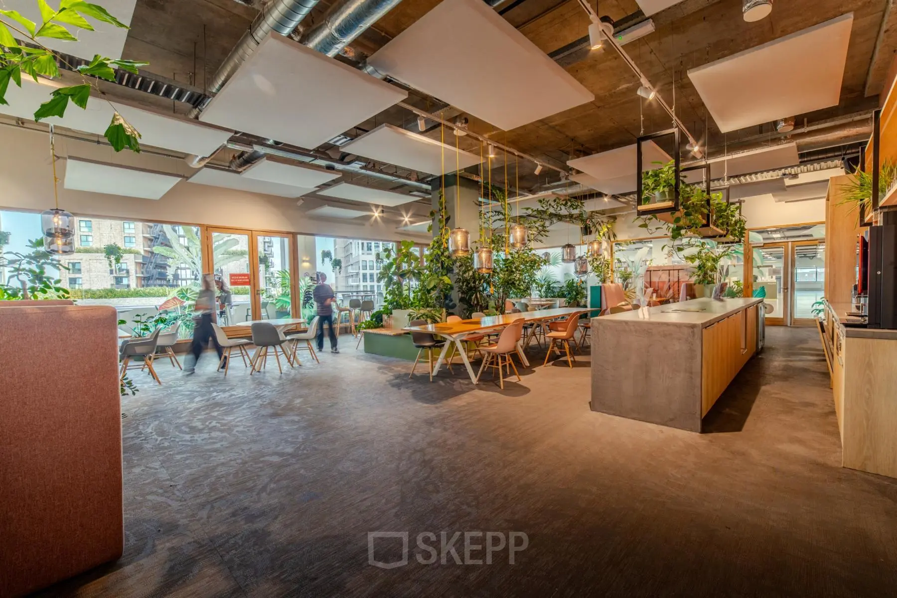 Ruime en moderne kantoorruimte met veel groen en grote ramen op Torenallee 20, Eindhoven Strijp-S. Ideaal voor kantoorruimte huren, ingericht met diverse werkplekken en een open indeling.
