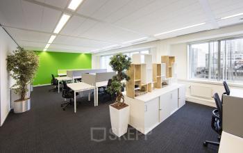kantoorruimte te huur eindhoven fellenoord gemeubileerd ingericht plant vloerbedekking bureau's stoelen groen wit ramen uitzicht centrum