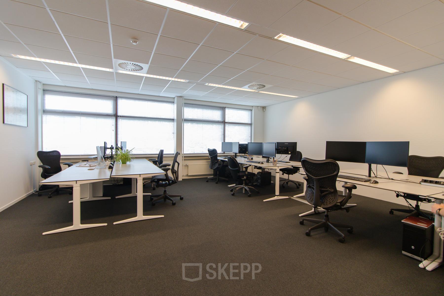 Modern office spaces with top cooling and fiberglass