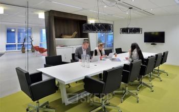 gemeubileerde vergaderzaal in kantoorpand eindhoven lichtinval transparant