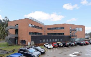 Kantoorpand op Boermarkeweg 58a, Emmen, met ruime parkeergelegenheid en moderne gevel. Uitstekende locatie voor kantoorruimte huren met diverse mogelijkheden.