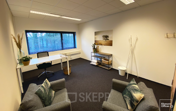 Kantoorruimte huren aan de Boermarkeweg 58a, Emmen met een lichte inrichting, geschikt voor werk en overleg, voorzien van bureaus en comfortabele zithoeken.