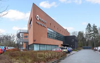 Kantoorpand Boermarkeweg 58a in Emmen met moderne architectuur en parkeerplaatsen voor de ingang. Ideaal pand voor kantoorruimte huren.