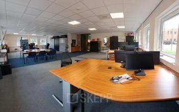 Kantoorruimte huren bij Hoenderkamp 20 in Emmen met werkstations, computers en vergadertafels.