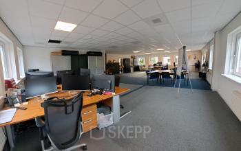 Kantoorruimte huren in een ruim kantoorpand op Hoenderkamp 20, Emmen met diverse werkplekken en tafels, computers en kasten.