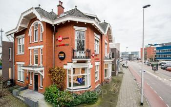 Kantoorpand op Nijverheidstraat 1 in Enschede, een bakstenen gebouw met karakteristieke elementen. Kantoorruimte huren in een levendige omgeving nabij diverse voorzieningen.