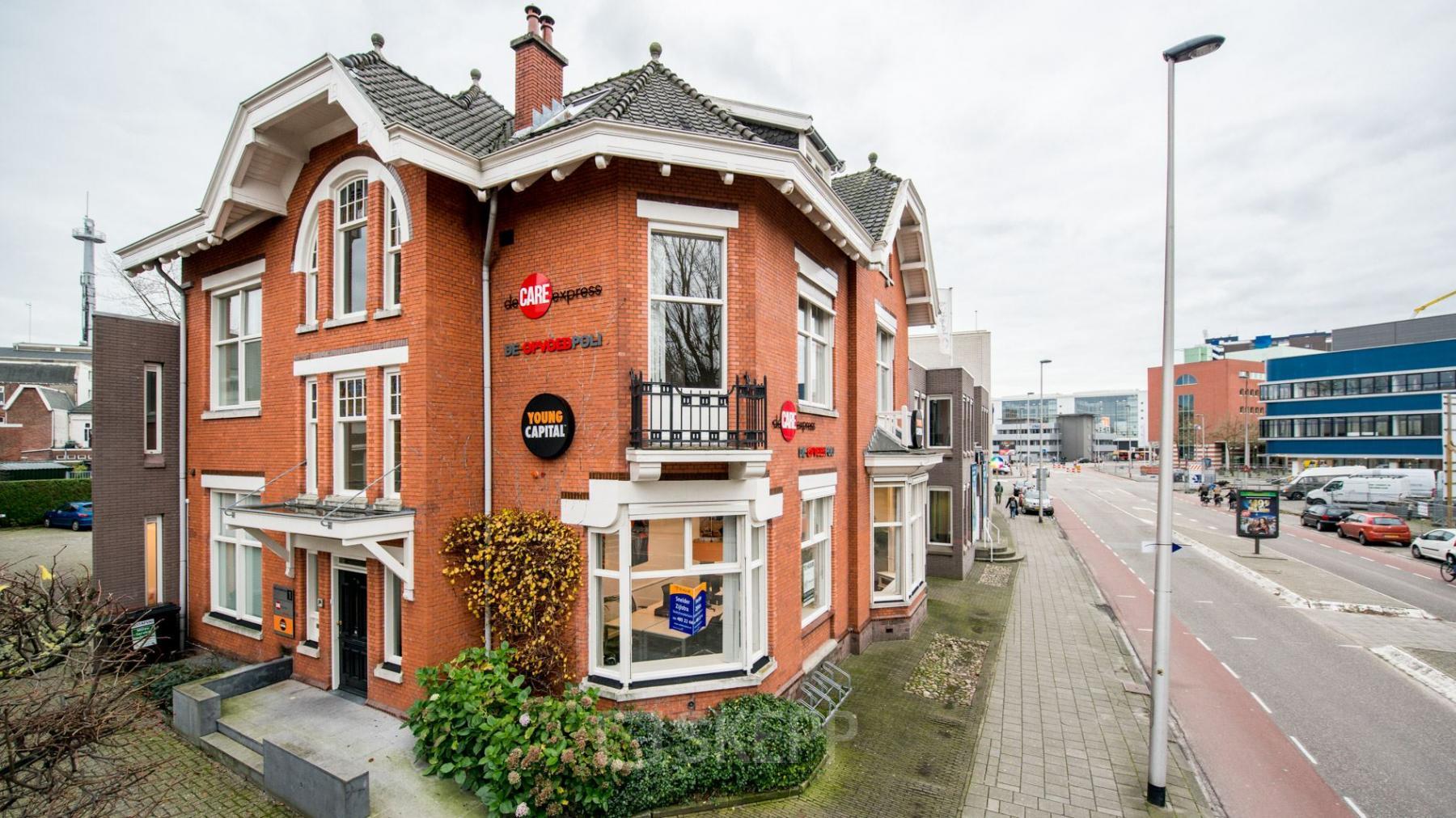 Kantoorpand op Nijverheidstraat 1 in Enschede, een bakstenen gebouw met karakteristieke elementen. Kantoorruimte huren in een levendige omgeving nabij diverse voorzieningen.