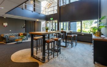 Stijlvolle kantoren te huur in Enschede met een moderne inrichting; hoge plafonds, veel natuurlijk licht en comfortabele meubels bieden een inspirerende werkomgeving.