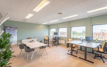 Kantoorruimte huren in Enschede met ruime, lichte werkplekken en moderne meubels aan de Wethouder Beversstraat 185.