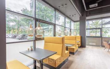 Gezellige kantoorpand in Enschede met moderne zitjes en grote ramen. Ideaal voor bedrijven die kantoorruimte huren met veel lichtinval en stijlvolle decoraties.