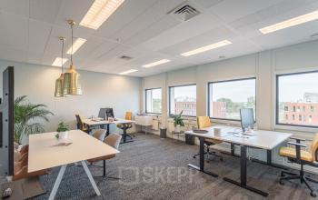 Modern, licht kantoor aan Wethouder Beversstraat 185, Enschede met meerdere werkplekken en grote ramen. Ideaal voor bedrijven die kantoorruimte willen huren in een inspirerende omgeving.