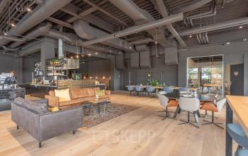 Lichte en open kantoorruimte op Wethouder Beversstraat 185 in Enschede, geschikt voor vergaderingen met comfortabele zitplekken en moderne inrichting. Ideaal voor bedrijven die een kantoor willen huren.