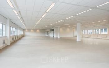 Ruim kantoorpand gelegen aan de Brandweerstraat 20-30 in Enschede. Grote ramen zorgen voor veel daglicht en creëren een prettige werkomgeving, ideaal voor wie op zoek is naar kantoorruimte huren. Geschikt voor diverse werkopstellingen.