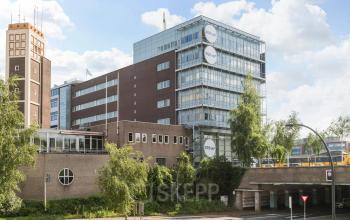 Kantoorpand aan de Brandweerstraat 20-30 in Enschede, een modern gebouw ideaal voor bedrijven die op zoek zijn naar kantoorruimte huren in een zakelijke omgeving, omringd door groen en goede bereikbaarheid.