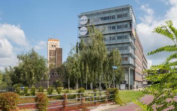 Exterieur van kantoorpand aan Brandweerstraat 20-30, Enschede, omgeven door groen met een moderne uitstraling. Geschikt voor bedrijven die kantoorruimte willen huren.