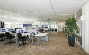 Kantoorruimte huren op Brandweerstraat 20-30 in Enschede, voorzien van werkplekken met bureaus en stoelen in een lichte omgeving.