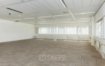 Ruime, lichte kantoorruimte aan de Brandweerstraat 20-30 in Enschede, geschikt voor het efficiënt inrichten van werkplekken. Ideaal kantoorpand voor bedrijven die kantoorruimte willen huren.