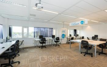 Kantoorruimte huren in Enschede met veel licht en moderne werkplekken op Brandweerstraat 20-30. Ideaal voor bedrijven die graag een professioneel kantoorpand in een bruisende omgeving willen huren.