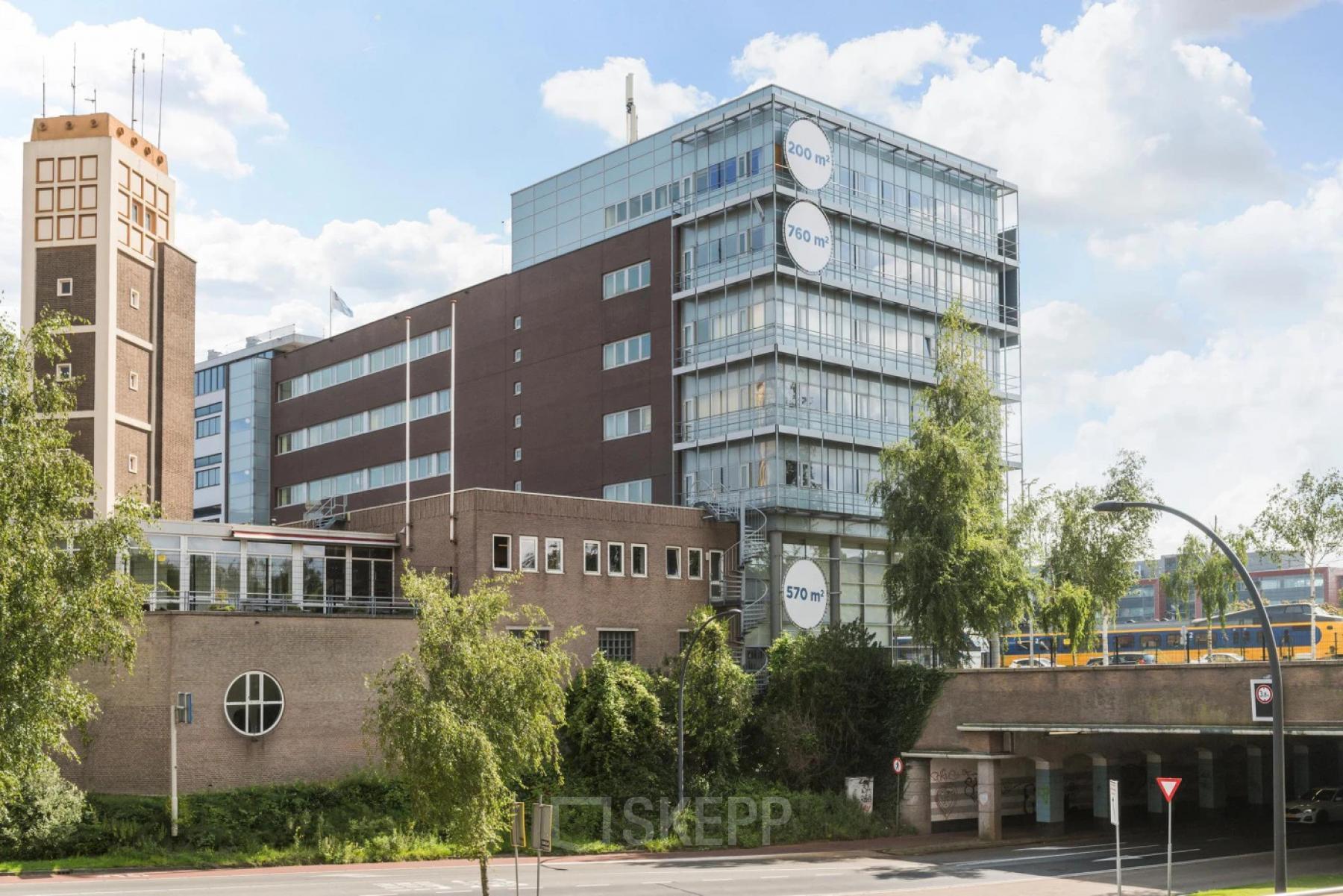 Kantoorpand aan de Brandweerstraat 20-30 in Enschede, een modern gebouw ideaal voor bedrijven die op zoek zijn naar kantoorruimte huren in een zakelijke omgeving, omringd door groen en goede bereikbaarheid.