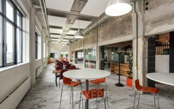 Kantoorpand te huur op Brouwerijstraat 10, Enschede met een moderne inrichting en flexibele werkplekken.